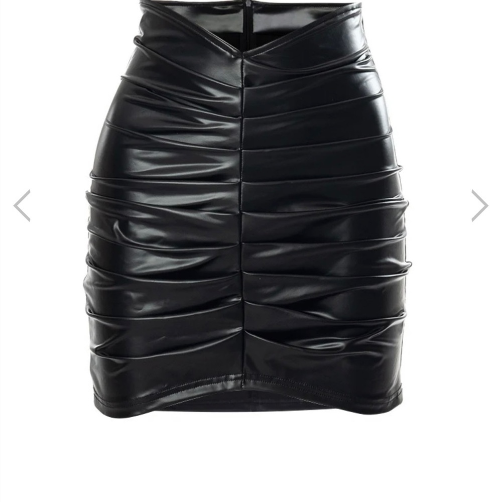 Faux Leather Scrunched Skirt size S